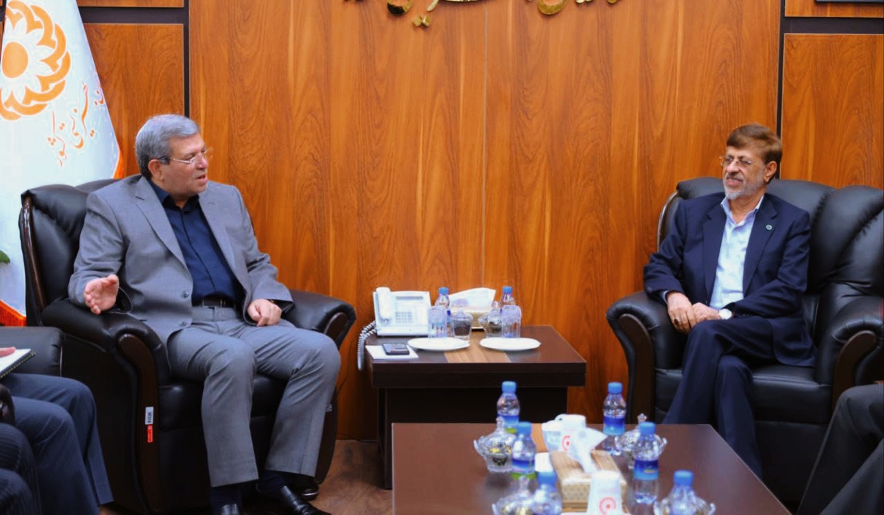 اهدای پرچم سازمان نظام روان‌شناسی و مشاوره و تندیس روز روان‌شناس و مشاور به رئیس سازمان بهزیستی