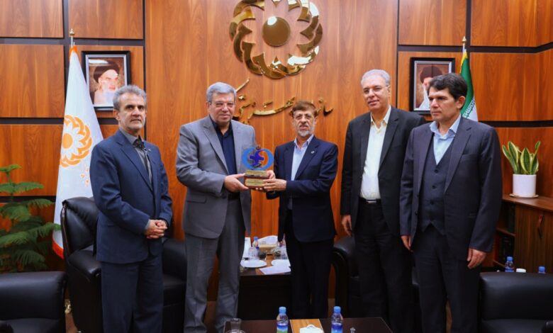 اهدای پرچم سازمان نظام روان‌شناسی و مشاوره و تندیس روز روان‌شناس و مشاور به رئیس سازمان بهزیستی