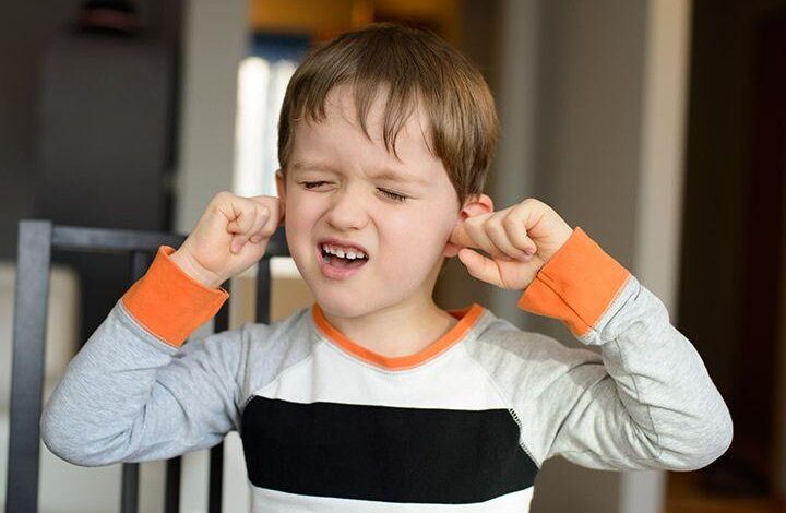 فرد مبتلا به اختلال توره در حال تجربه تیکهای حرکتی