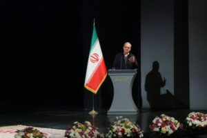 قدردانی رئیسجمهور از دکتر افروز در مراسم بینالمللی «خانواده آینده»