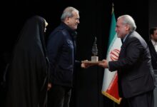 قدردانی رئیس‌جمهور از دکتر افروز با لوح طوبی