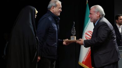 قدردانی رئیس‌جمهور از دکتر افروز با لوح طوبی