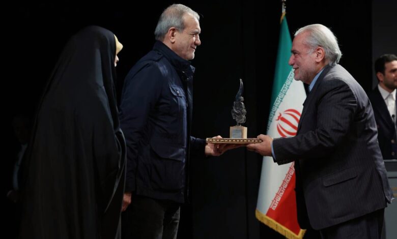 قدردانی رئیسجمهور از دکتر افروز با لوح طوبی